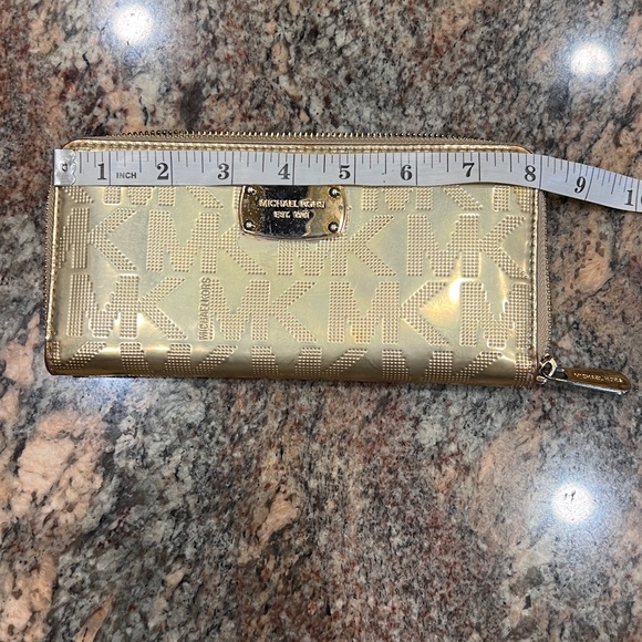 Michael Kors Jet Set Large Metallic Logo Continental Wallet. - Picture 10 of 11